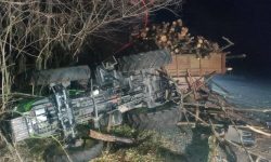 FOTO Accident la Anenii Noi. Un tânăr s-a răsturnat cu tractorul cu lemne, după ce s-a ciocnit cu două autovehicule