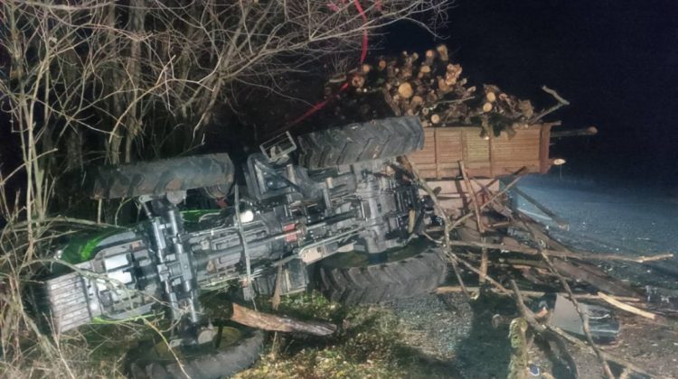 FOTO Accident la Anenii Noi. Un tânăr s-a răsturnat cu tractorul cu lemne, după ce s-a ciocnit cu două autovehicule