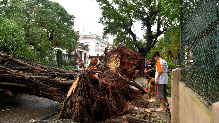 Cuba, rămasă din nou fără electricitate, evaluează pagubele cauzate de uraganul Rafael