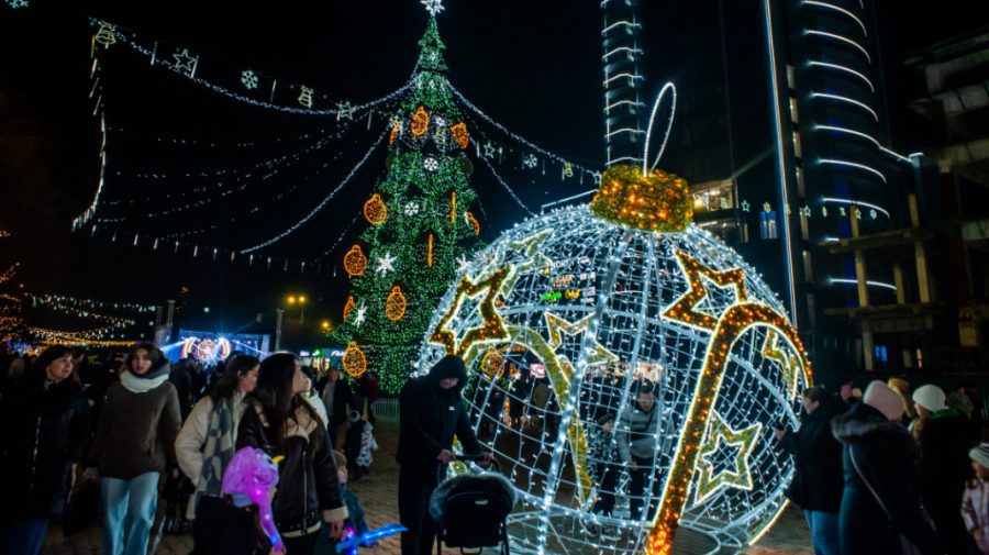 FOTO Usatîi a făcut un nou cadou orașului Bălți – Pomul de Crăciun, iluminatul festiv și decorațiuni