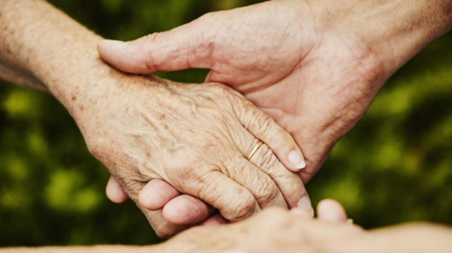 Miracol de Crăciun. Un bărbat și-a întâlnit familia biologică la 75 de ani după ce a fost adoptat