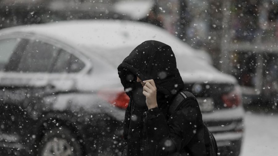 Ploi slabe și vreme posomorâtă. La nord va cădea lapoviță