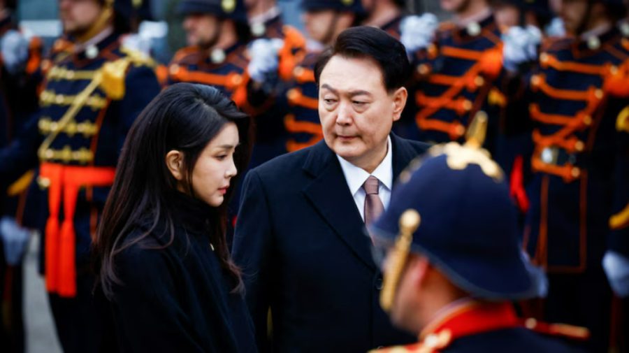 Preşedintele Coreei de Sud, Yoon Suk Yeol, a primit interdicţia de a părăsi ţara. Opoziția îi cere demisia