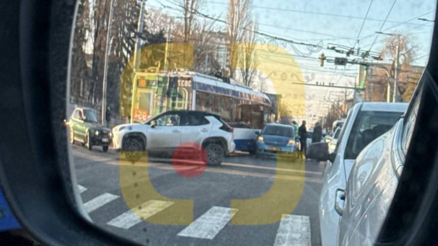 FOTO Un automobil și un troleibuz s-au tamponat în Chișinău. În zonă s-au format ambuteiaje