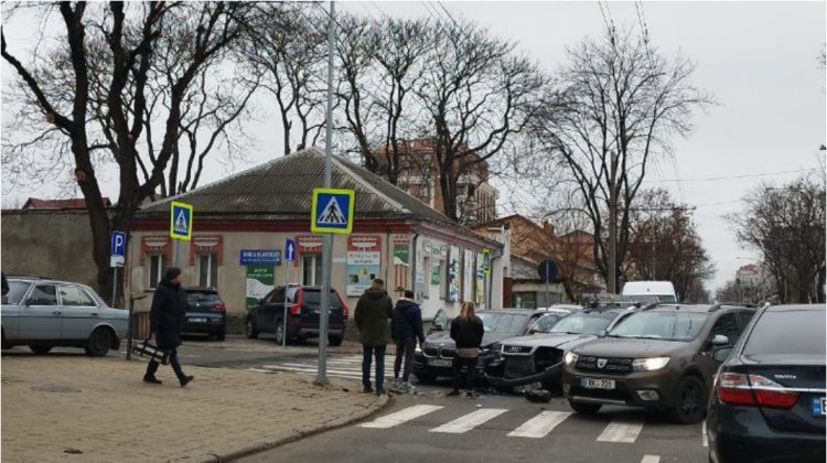 FOTO Impact puternic între un Audi și un BMW. O persoană a fost transportată la spital