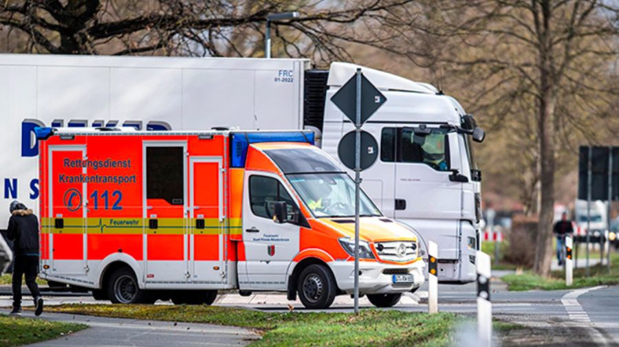 O bătrână a rămas blocată 6 ore într-o ambulanță. Șoferul era beat criță și a adormit la volan