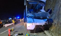 Morţi şi răniţi în Franța, după ce un autocar plin cu pasageri s-a izbit de o stâncă