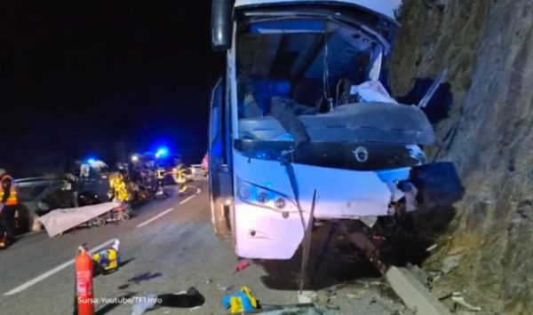 Morţi şi răniţi în Franța, după ce un autocar plin cu pasageri s-a izbit de o stâncă