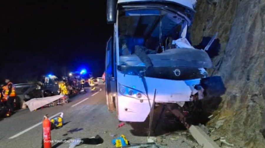 Morţi şi răniţi în Franța, după ce un autocar plin cu pasageri s-a izbit de o stâncă