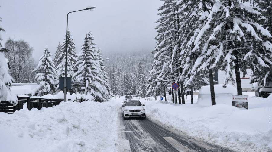 Aglomerație și cozi interminabile în stațiunile montane. În unele regiuni, stratul de zăpadă măsoară 30 de centimetri