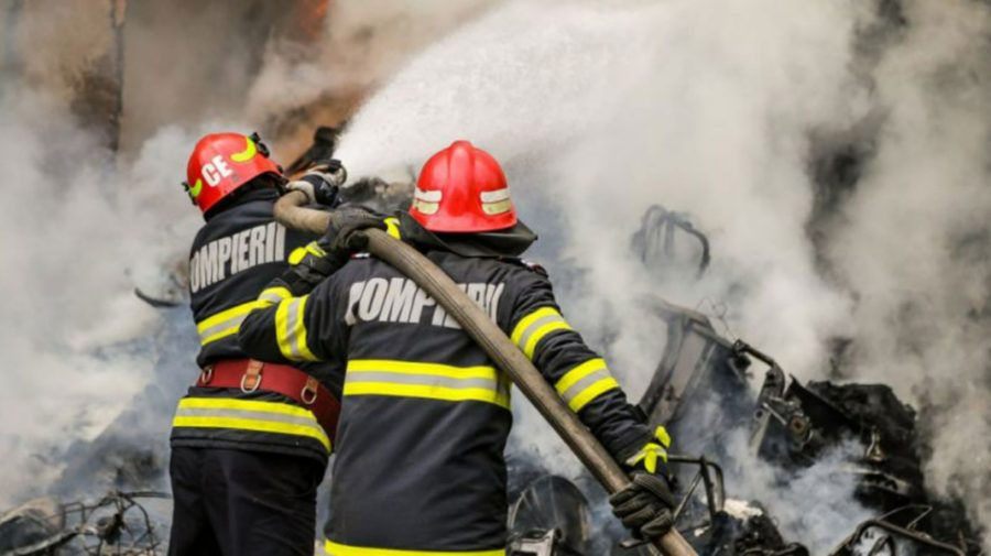 O bătrână de 92 de ani a murit, după ce locuința i-a fost cuprinsă de flăcări. Altă femeie, salvată de la o explozie