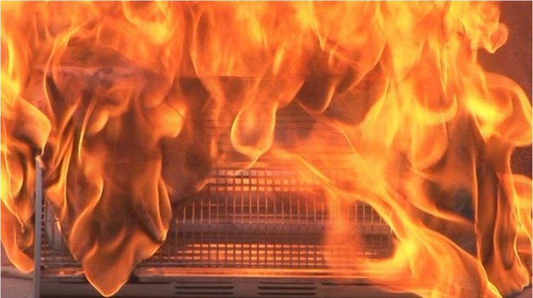 Un bărbat a murit într-un incendiu, iar doi copii au ajuns la spital, după ce s-au intoxicat cu monoxid de carbon