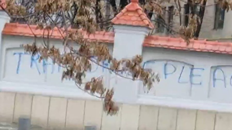 VIDEO Nemulțumire în România. Mesajul ”Trădătorule, pleacă” a apărut pe gardul Palatului Cotroceni