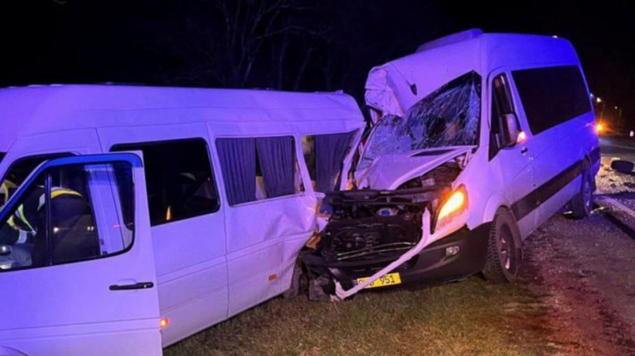 Șase răniți după coliziunea a două microbuze pe traseul Bălți-Chișinău