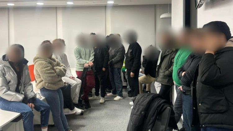 FOTO O rețea infracțională implicată în escrocherii și spălare de bani – destructurată. 12 persoane au fost reținute