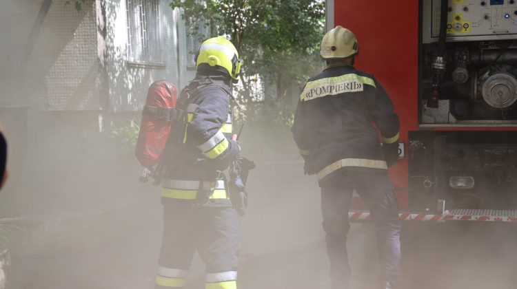 VIDEO Fum dens în sectorul Ciocana al Capitalei. Toți locatarii unui bloc, evacuați de pompieri