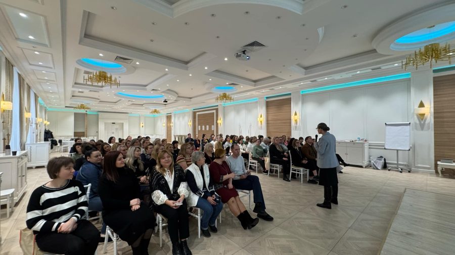 Un grup de profesori participă în aceste zile la un training. Învață cum să gestioneze situațiile de criză și stres
