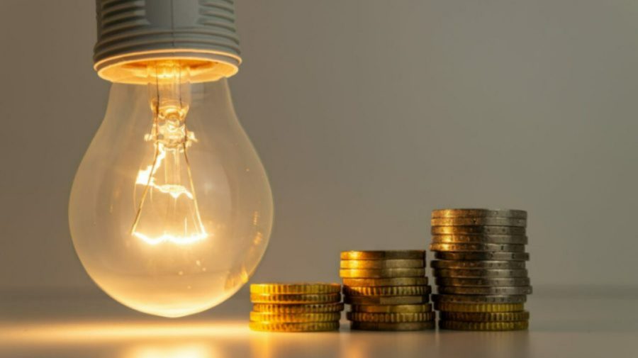 Reducerea tarifului la lumină, amânată: ANRE invocă starea de urgență în energetică