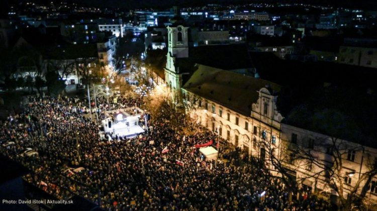 Mii de persoane au protestat la Bratislava față de politica pro-rusă a premierului Fico. „Suntem Europa!”