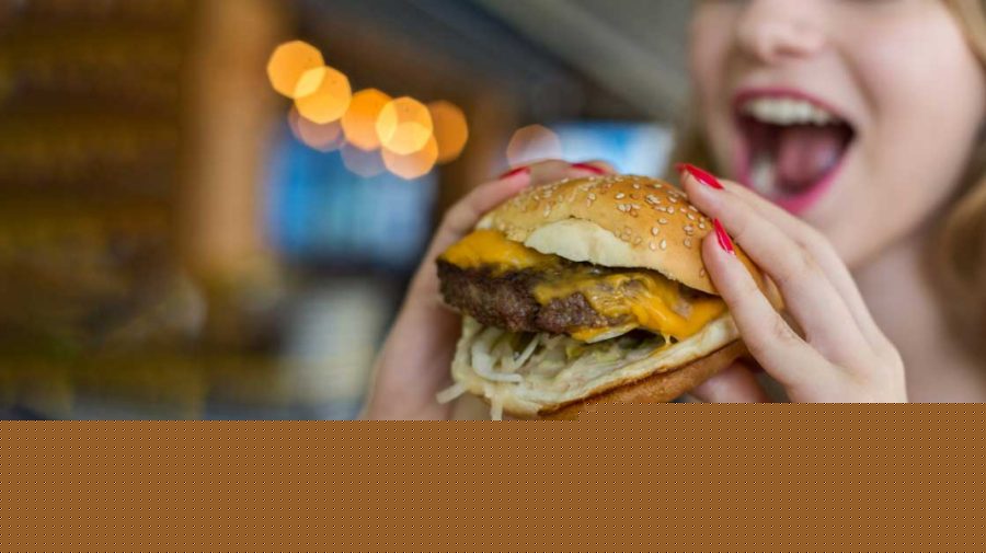 Hamburgeri gratuiţi în biserică pentru a atrage tineri. Iniţiativa unui preot a stârnit controverse