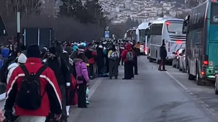STOP CADRU Mii de turiști, ademeniți de oferte pe TikTok, au blocat o stațiune montană din Italia