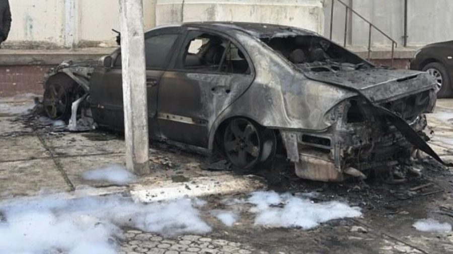 VIDEO Ghinion pentru un șofer din Cahul. Mercedesul i-a fost mistuit de flăcări