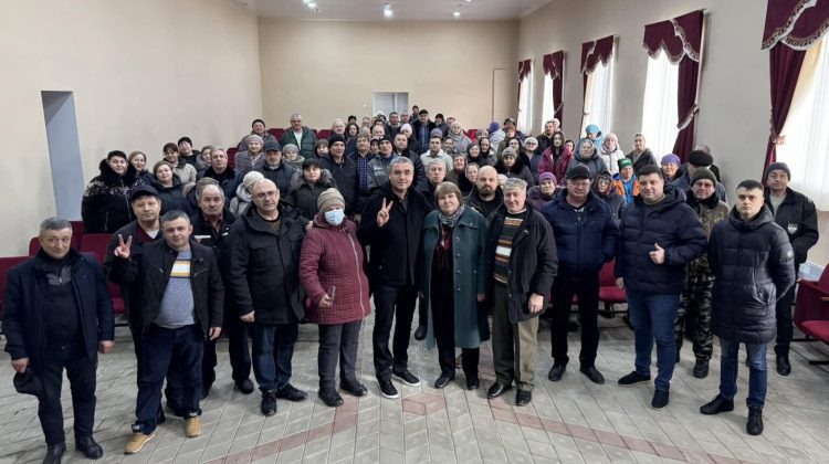 Usatîi, alături de locuitorii din Călugăr, în apărarea primarului: Dacă nu vom fi auziți, îi vom obliga să ne audă