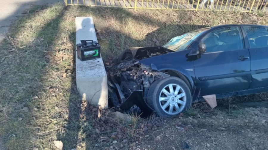 FOTO Trei persoane au ajuns la spital, după ce mașina în care se aflau a ajuns într-un șanț