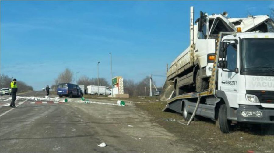 Trei autovehicule s-au tamponat violent în nordul țării. Ce spune Poliția
