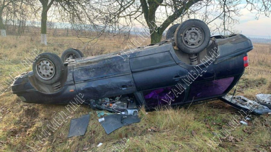 Un șofer s-a răsturnat cu mașina din cauza gheții. Imagini foto de la fața locului