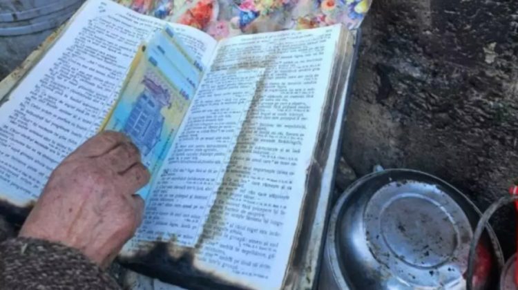 O biblie în care erau ascunși 13.000 de lei nu a fost atinsă de foc, deși odaia în care se afla a ars din temelii