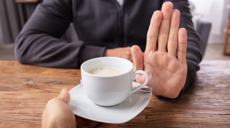 Cafeaua pe stomacul gol: un obicei periculos pentru sănătate
