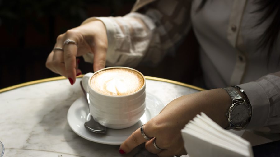 Este mai bine să bei cafea înainte sau după micul dejun?