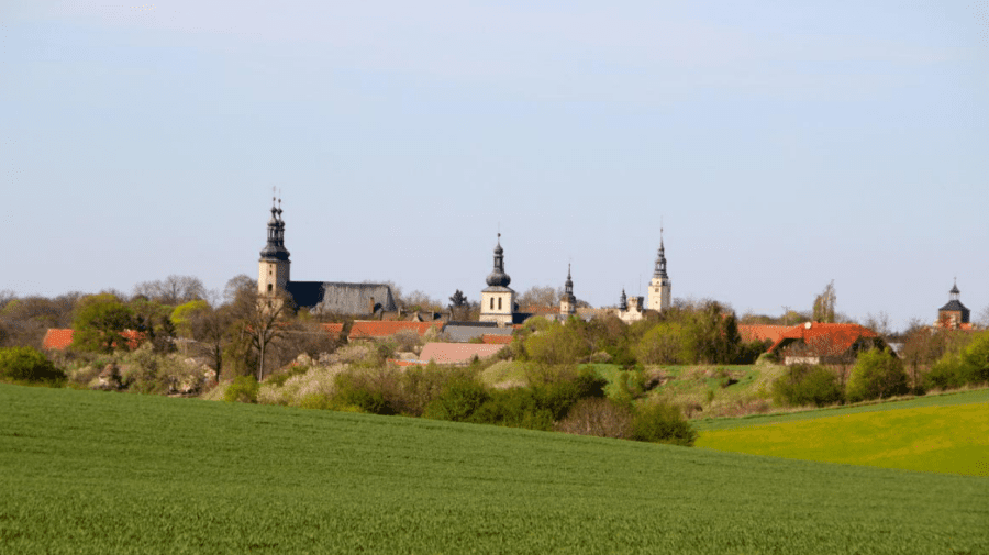Cum arată castelul din Europa în care Elon Musk a fost invitat să-și facă sediul operațional
