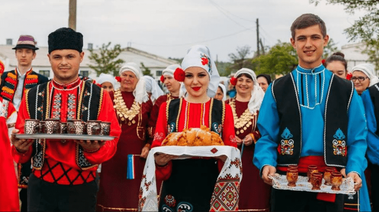 VIDEO Hainele naționale găgăuze. Ce poartă femeile și bărbații de sărbători