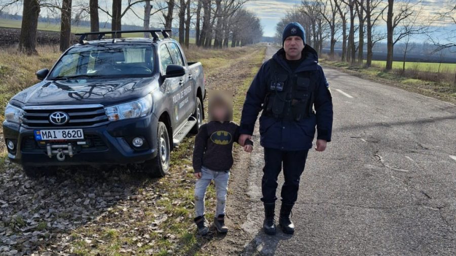 Un copil de 6 ani s-ar fi rătăcit în apropierea unei zone de frontieră. Polițiștii l-au găsit întâmplător