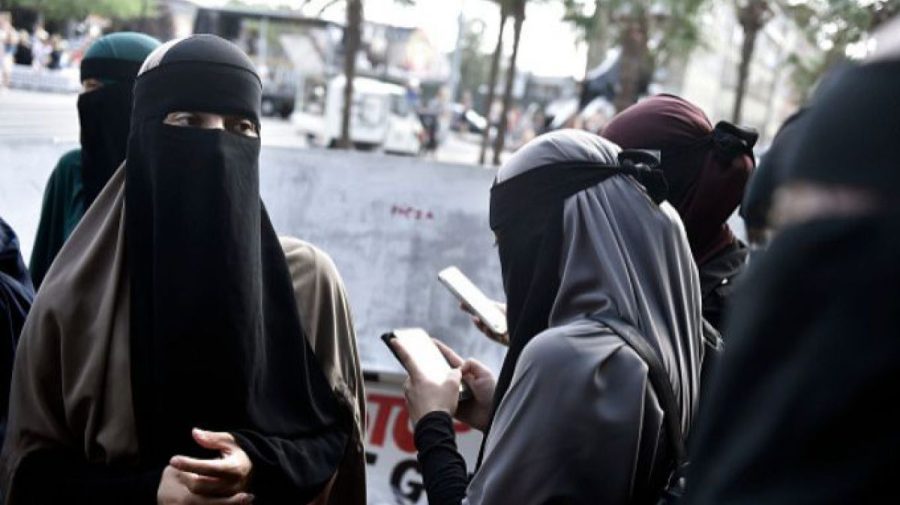 Guvernul iranian nu va mai pedepsi femeile care nu poarta vălul islamic pe stradă