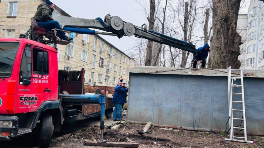 FOTO Două garaje metalice din Capitală au fost demolate. Erau amplasate neautorizat