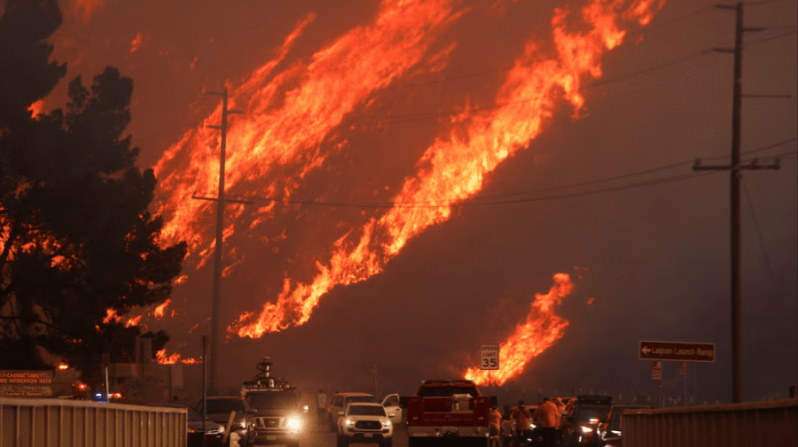 Pompierii au reuşit să oprească înaintarea celui mai recent incendiu de vegetaţie din apropiere de Los Angeles