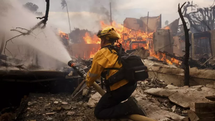 Un nou incendiu de vegetație a izbucnit la nord de Los Angeles. Se impun măsuri de evacuare