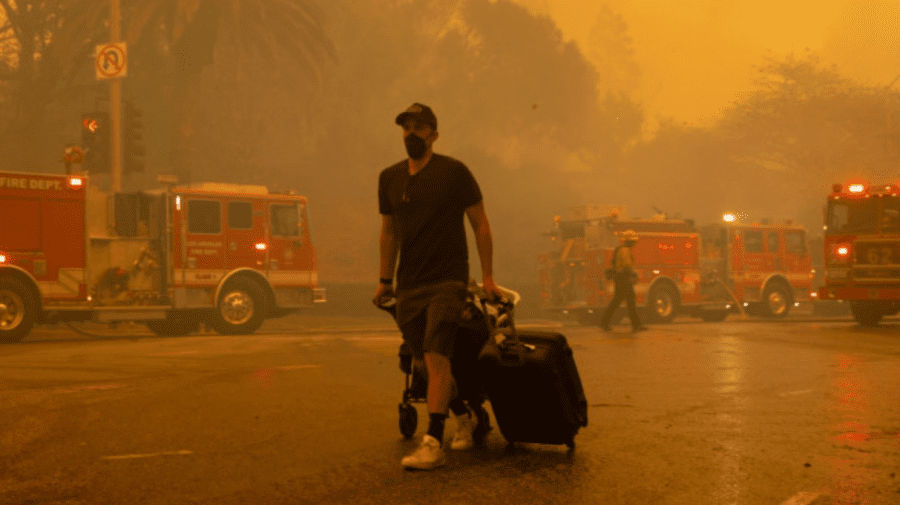 GALERIE FOTO Incendiu violent la periferia Los Angeles: Zeci de mii de oameni au fost evacuați