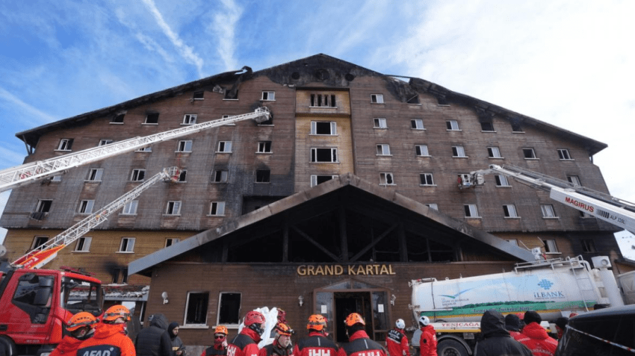 Turcia: Doliu național după ce peste 70 de oameni au murit în incendiul de la hotelul unde erau cazați