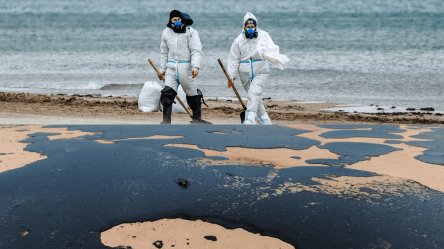 Pata de petrol din preajma Crimeei continuă să se extindă în Marea Neagră