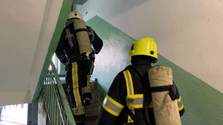 Incendiu într-un bloc locativ din Bălți. O persoană s-a intoxicat cu monoxid de carbon, iar 13 au fost evacuate