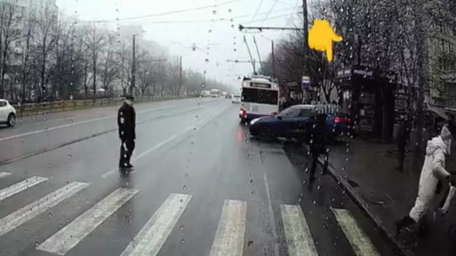 NO COMMENT A vrut s-o ia pe scurtătură? Un șofer, surprins în timp ce mergea pe trotuar, la Buiucani