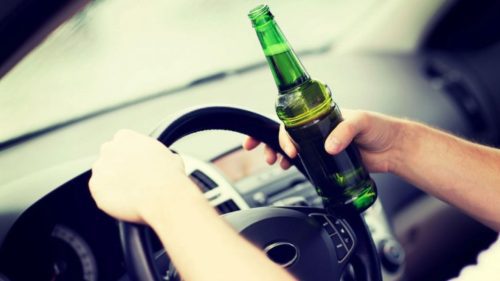 VIDEO Accident rutier în Chișinău: Un șofer, posibil beat, a ajuns cu mașina într-un copac
