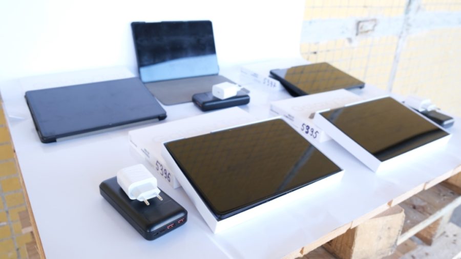 FOTO 350 de tablete au fost distribuite pentru elevii din zonele afectate de criza energetică