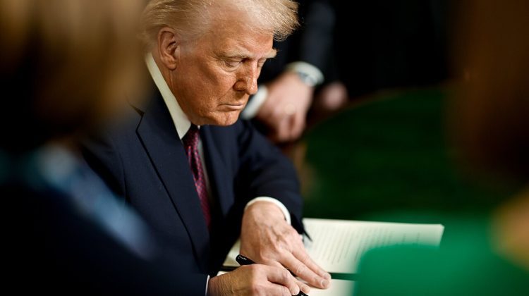 Trump semnează ordine executive pentru remodelarea armatei, inclusiv interzicerea trupelor transsexuale