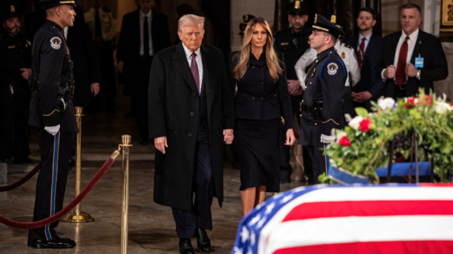 Trump, nemulţumit că va depune jurământ cu steagurile în bernă. „Carter nu vede lumea de aici”