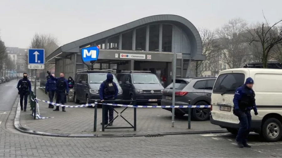 Alertă la Bruxelles: Poliţia caută doi bărbaţi înarmaţi cu Kalașnikov, care au deschis focul într-o staţie de metrou